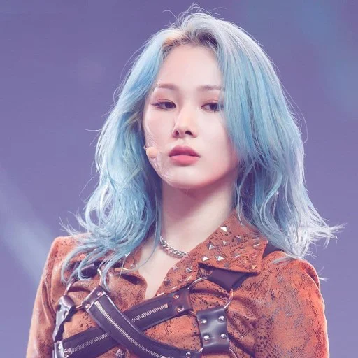 ✨ Стикер «Mia from EVERGLOW» для Telegram