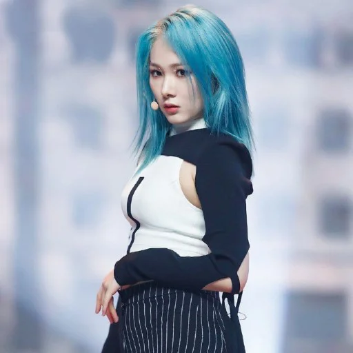 🖤 Стикер «Mia from EVERGLOW» для Telegram