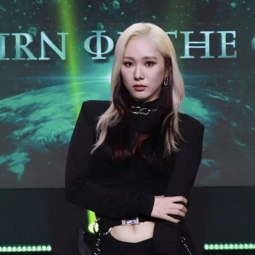 ✨ Стикер «Mia from EVERGLOW» для Telegram
