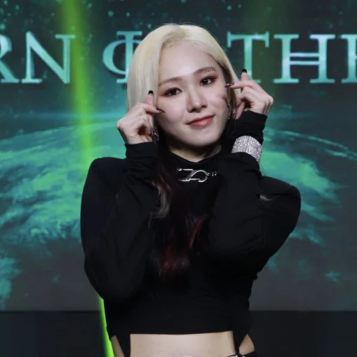 🖤 Стикер «Mia from EVERGLOW» для Telegram