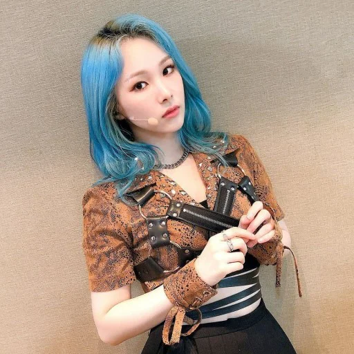 🥺 Стикер «Mia from EVERGLOW» для Telegram