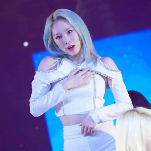 🌤 Стикер «Mia from EVERGLOW» для Telegram