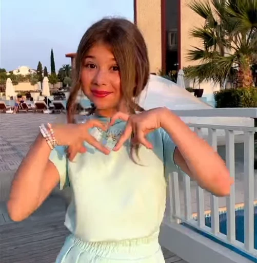 😘 Стикер «Милана Хаметова» для Telegram