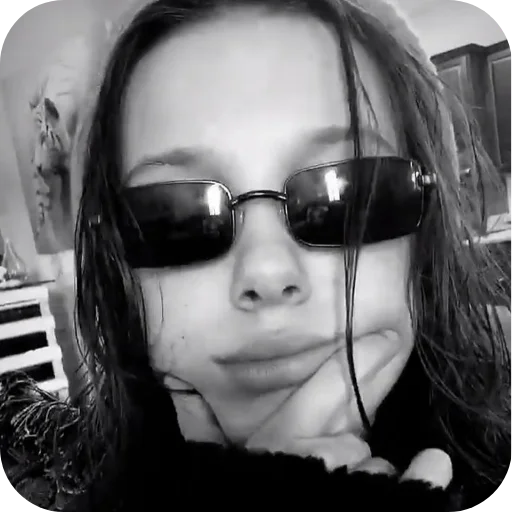 👓 Стикер «Милли Бобби Браун» для Telegram