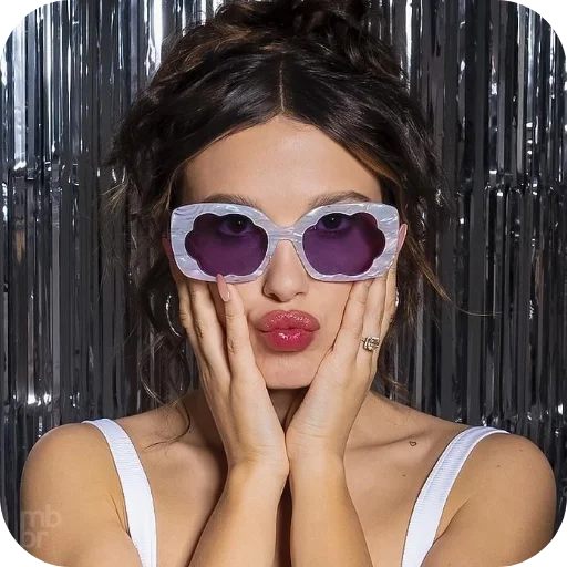💇 Стикер «Милли Бобби Браун» для Telegram