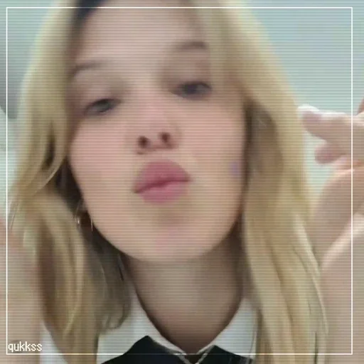 😗 Стикер «Millie Bob» для Telegram