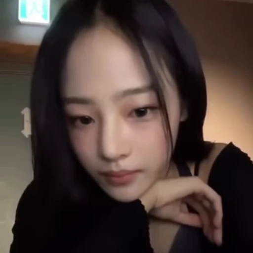 😈 Стикер «MINJI» для Telegram