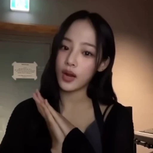 😂 Стикер «MINJI» для Telegram