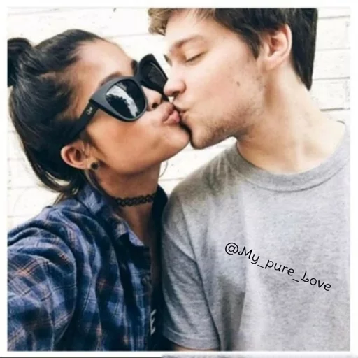 💋 Стикер «Chanell» для Telegram