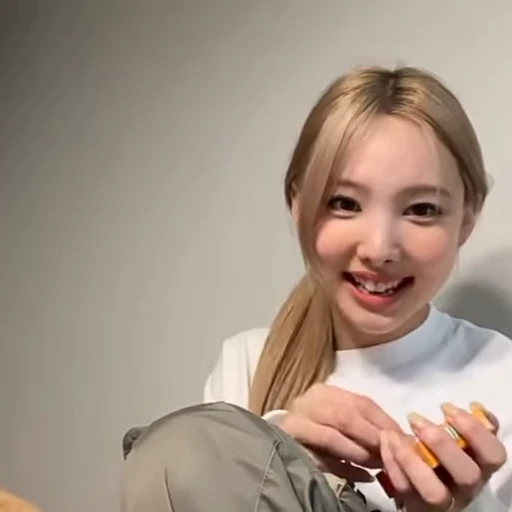 🐰 Стикер «nayeon» для Telegram