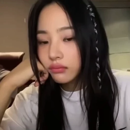 😟 Стикер «NewJeans» для Telegram