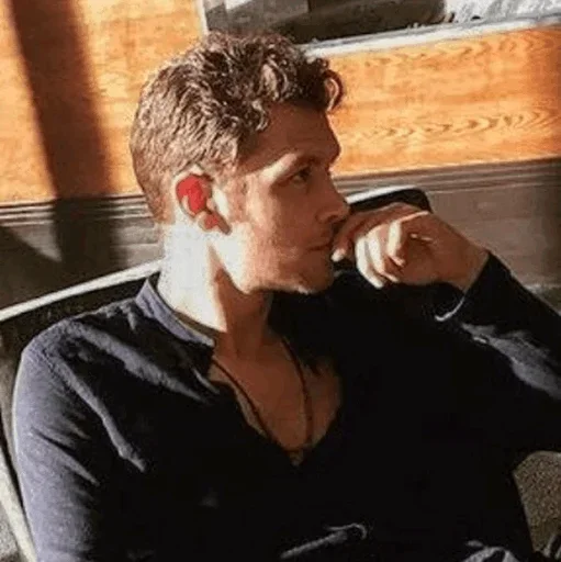 😐 Стикер «Niklaus Mikaelson» для Telegram
