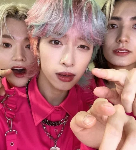 🤨 Стикер «btob» для Telegram