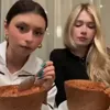 Стикер 17 🤩 Видео набор эмоджи с певицей «Dora Дора»