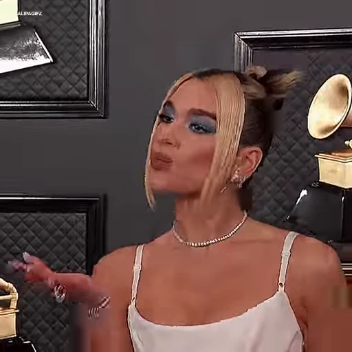 🌱 Стикер «Dua Lipa» для Telegram