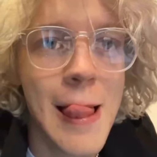 🌟 Стикер «paradeevon twitch» для Telegram