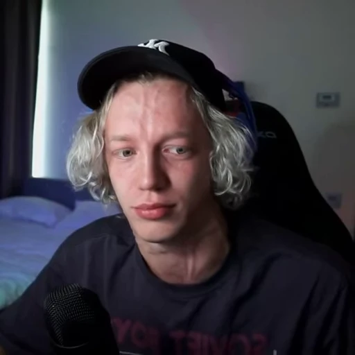 🌟 Стикер «paradeevon twitch» для Telegram