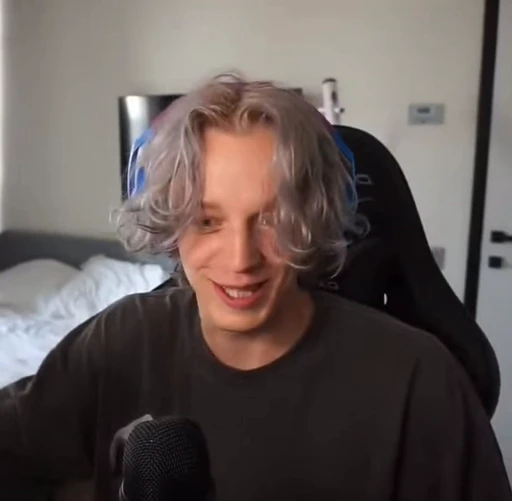 🌟 Стикер «paradeevon twitch» для Telegram