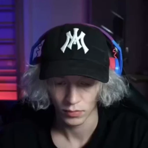 🌟 Стикер «paradeevon twitch» для Telegram