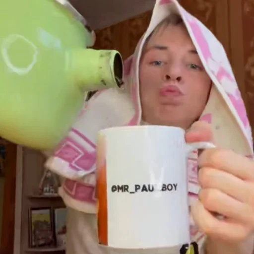 🍵 Стикер «ХАЙ БЕАЧ» для Telegram