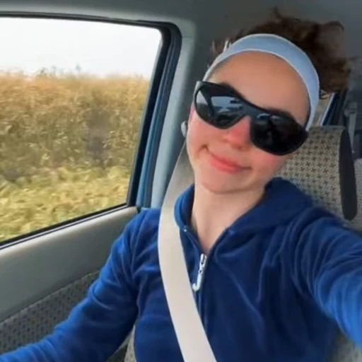 😭 Стикер «maryana ro» для Telegram