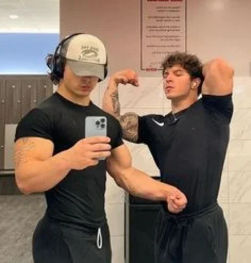 🫦 Стикер «THE TREN TWINS» для Telegram