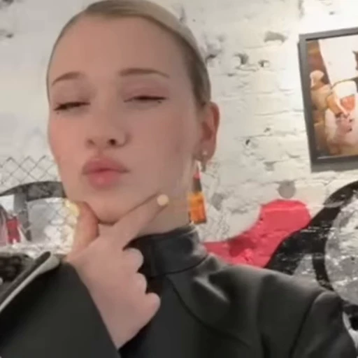 🤔 Стикер «inst rinna» для Telegram