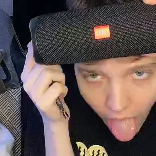 😜 Стикер «Поля лучик света» для Telegram