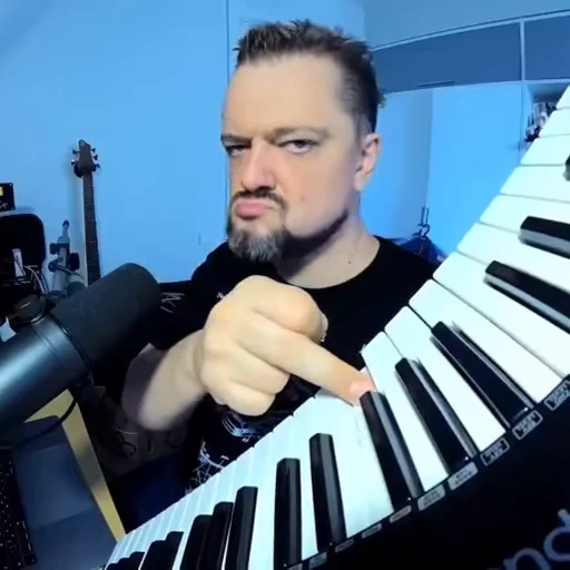 🎹 Стикер «Пушной для важных переговоров» для Telegram