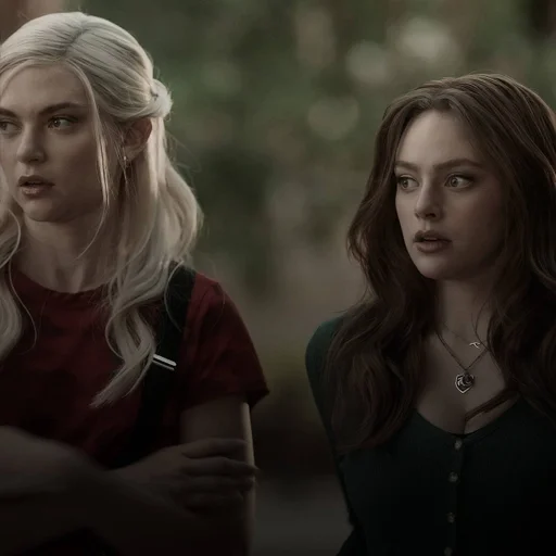 🌟 Стикер «lizzie saltzman» для Telegram