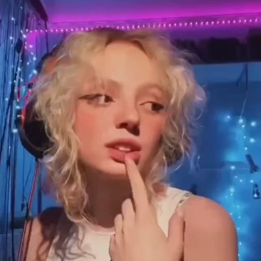 😈 Стикер «Лиса Миппо ?» для Telegram