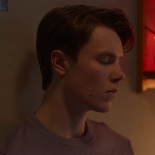 👑 Стикер «Young Royals» для Telegram