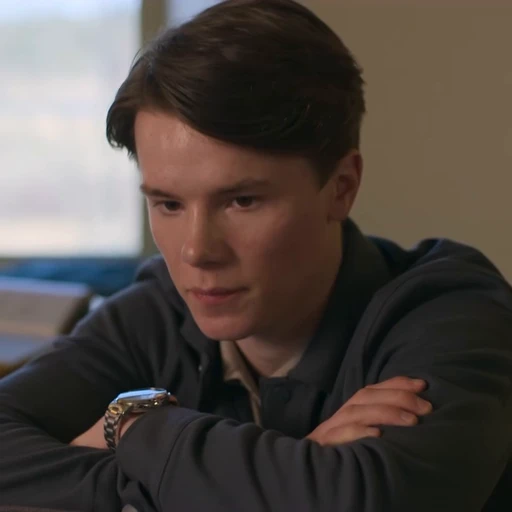 👑 Стикер «Young Royals» для Telegram