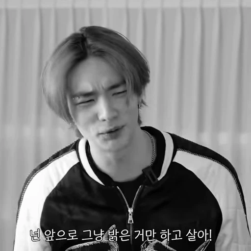 😑 Стикер «HWANG YE JI» для Telegram