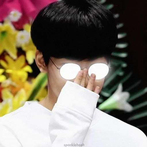 😎 Стикер «seventeen» для Telegram