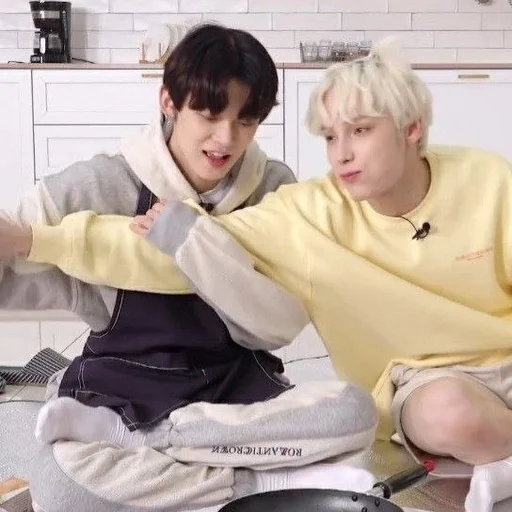 🌟 Стикер «txt the best boys» для Telegram