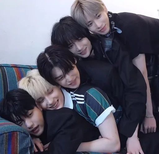 🌟 Стикер «txt the best boys» для Telegram