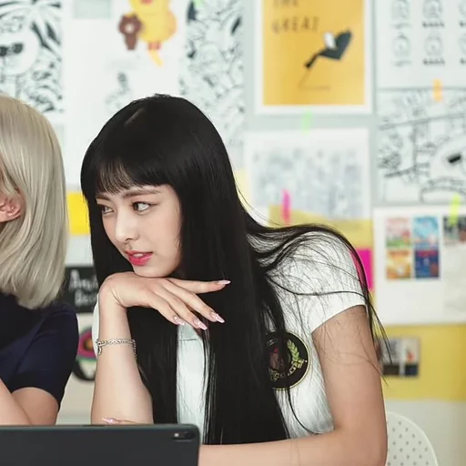 🪐 Стикер «itzy yuna» для Telegram