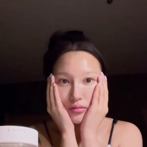 🥮 Стикер «siyeon» для Telegram