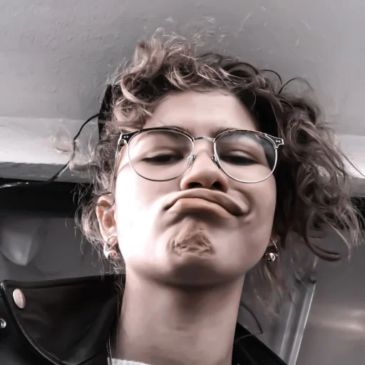 🍸 Стикер «[?] ;; zendaya ;;» для Telegram