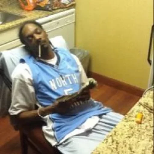 😐 Стикер «Snoop Dogg» для Telegram