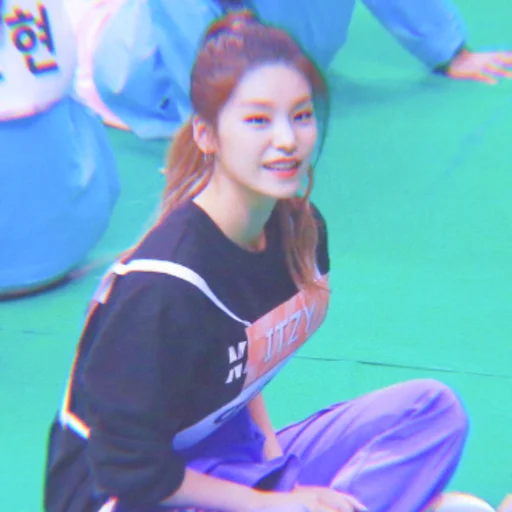 🥞 Стикер «itzy yeji» для Telegram