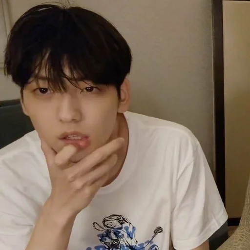 🤨 Стикер «soobin» для Telegram