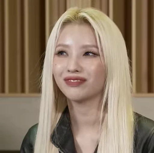 😗 Стикер «Soyeon 2 (G)I-DLE» для Telegram