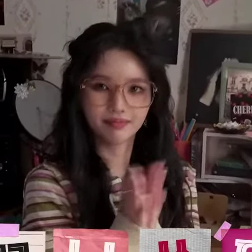 ✌️ Стикер «Soyeon 4 (G)I-DLE» для Telegram