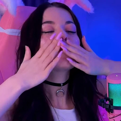 😘 Стикер «Girls Девушки» для Telegram