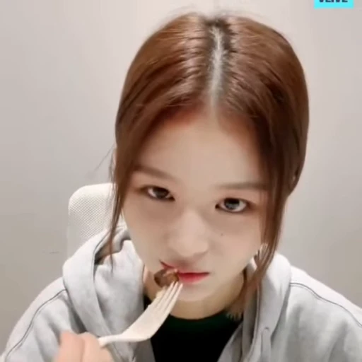 🌟 Стикер «minju izone» для Telegram
