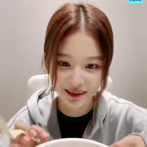 🌟 Стикер «minju izone» для Telegram