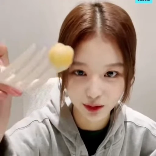 🌟 Стикер «minju izone» для Telegram
