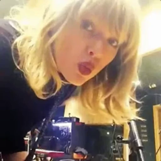 😐 Стикер «&;Taylor Swift» для Telegram